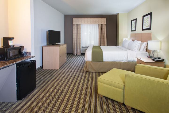 Holiday Inn Express Hotel & Suites Alvarado by IHG