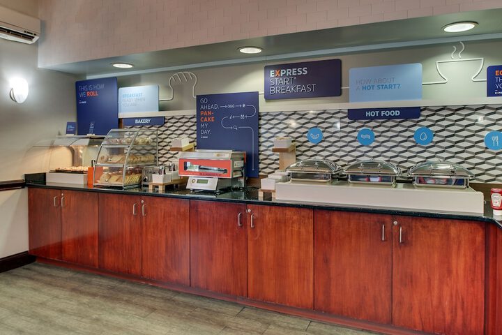 Holiday Inn Express & Suites Allentown West by IHG