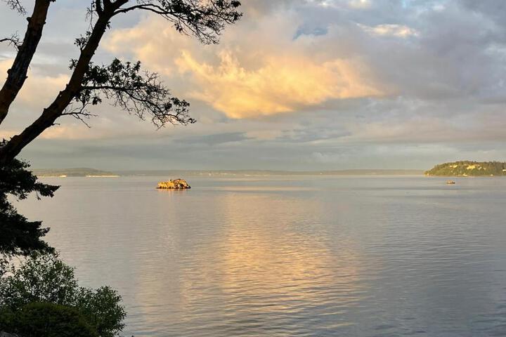 Puget Sound Chic Romantic Cottage with Private Beach Access & Gated Entry