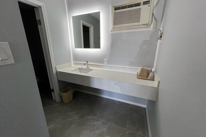Room 25 of 32