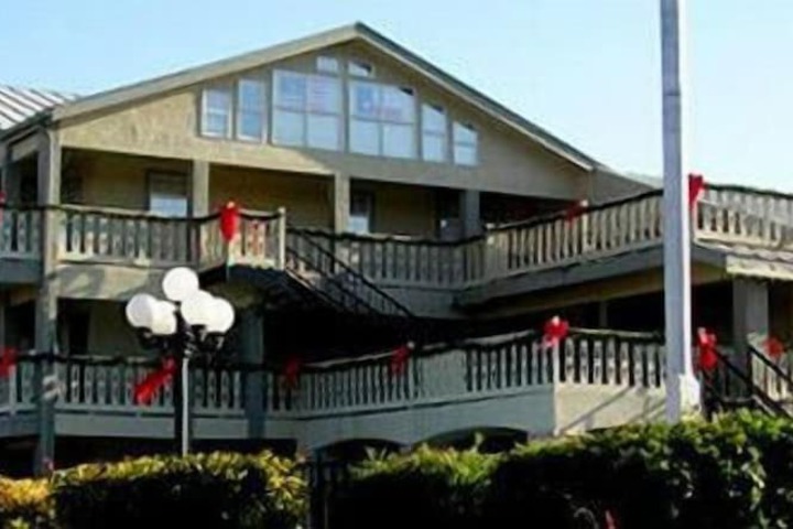 Sunday House Inn and Suites