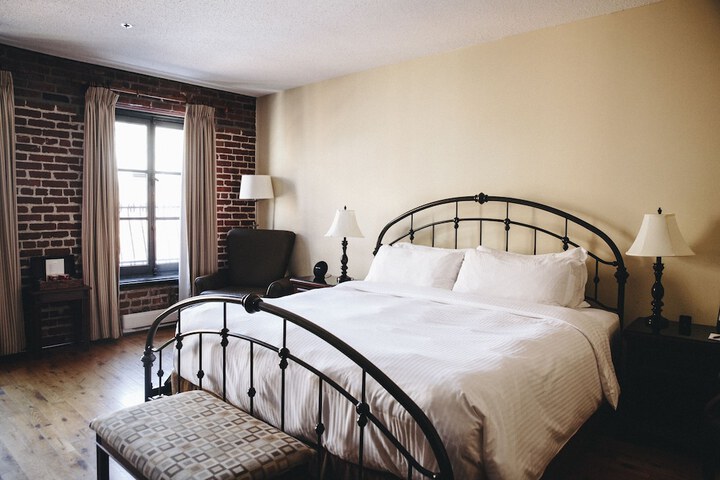 Room 33 of 86