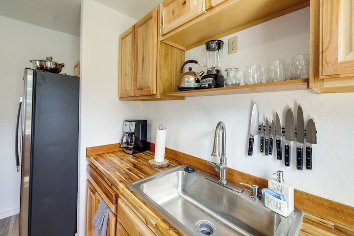 Charming Hamilton Hideaway: Half-mi to Main St!