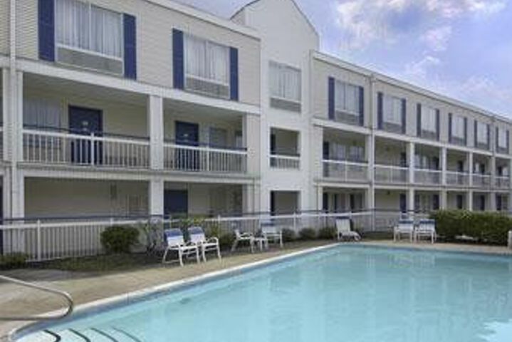 Super 8 by Wyndham Brook Park / Cleveland