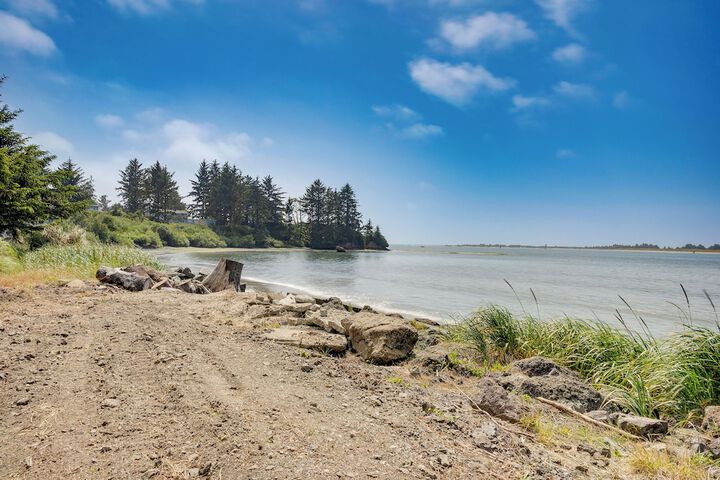 Waterfront Coos Bay Retreat w / Kayaks!