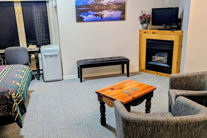 Cedar Wood Lodge B & B