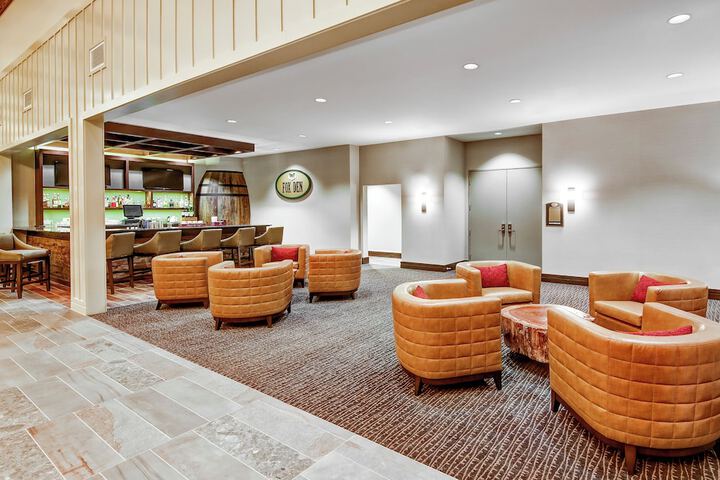 Lounge 37 of 43