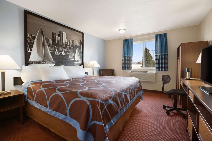 Super 8 by Wyndham Bellingham Airport / Ferndale
