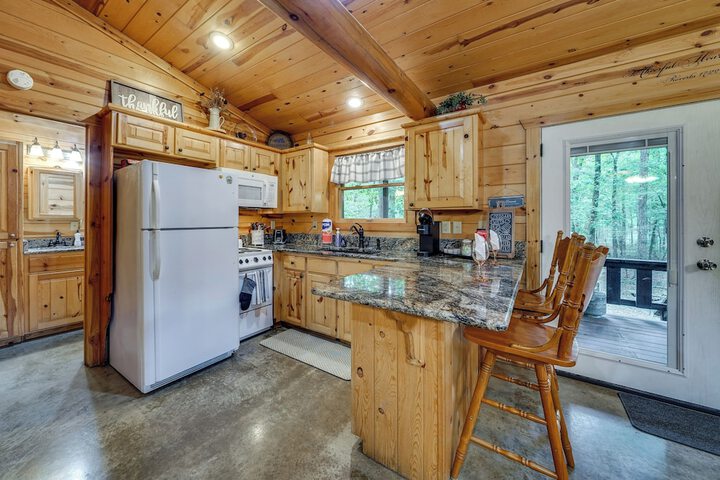 Hot Tub & Deck: Broken Bow azalea House'