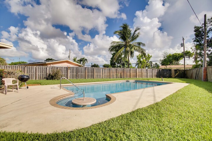Pets Welcome: Cozy Home w / Pool in Margate!