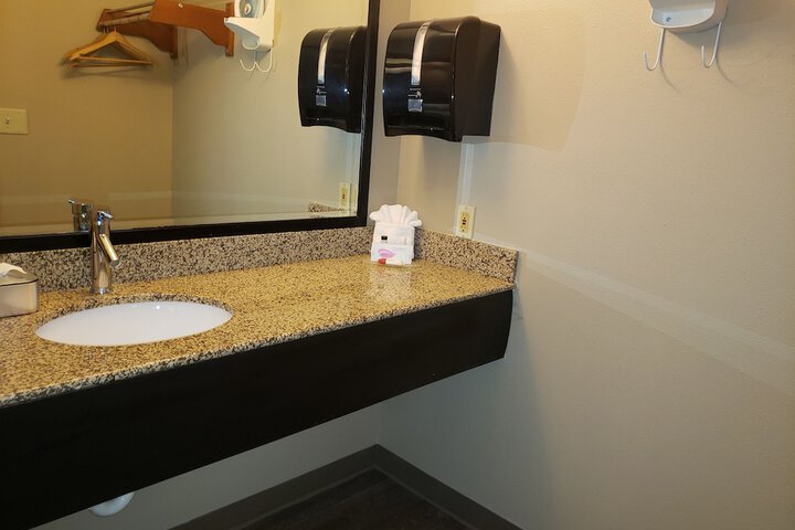 Super 8 by Wyndham Milwaukee Airport