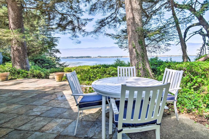 Enchanting Coos Bay Sanctuary w / Lush Views!