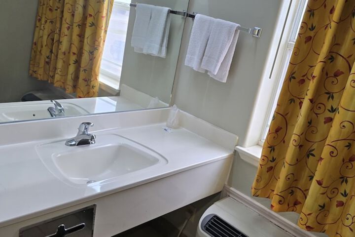 Room 105 of 121