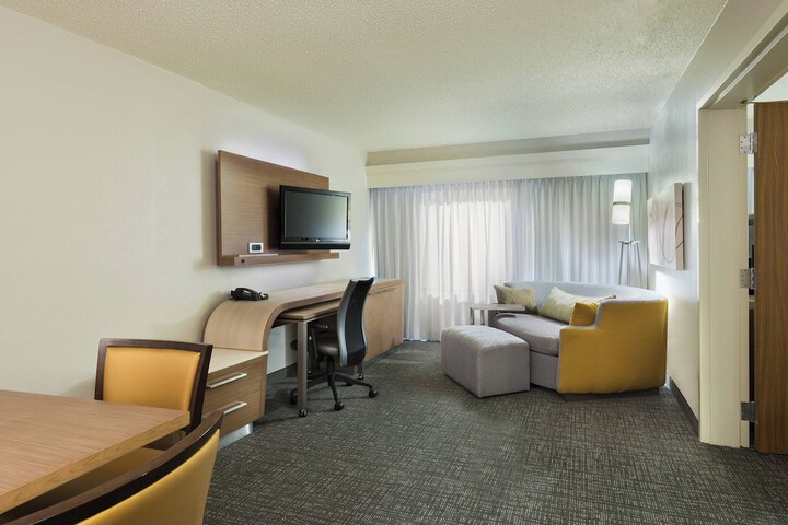 Room 27 of 37