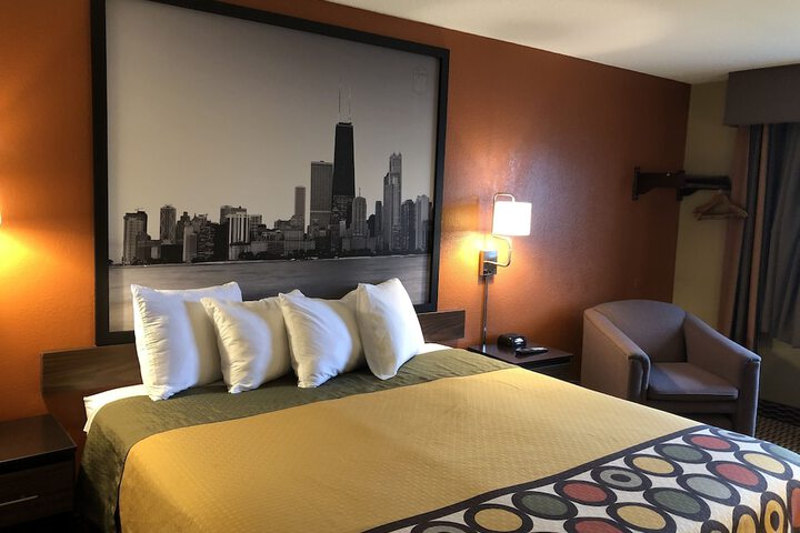 Super 8 by Wyndham Crystal Lake