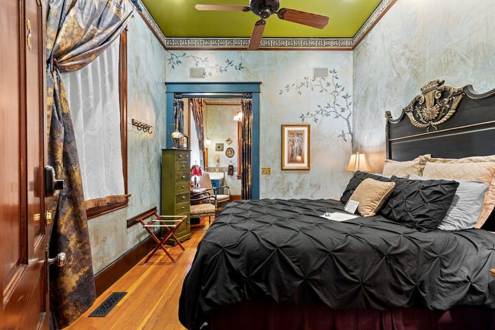 Room 34 of 47