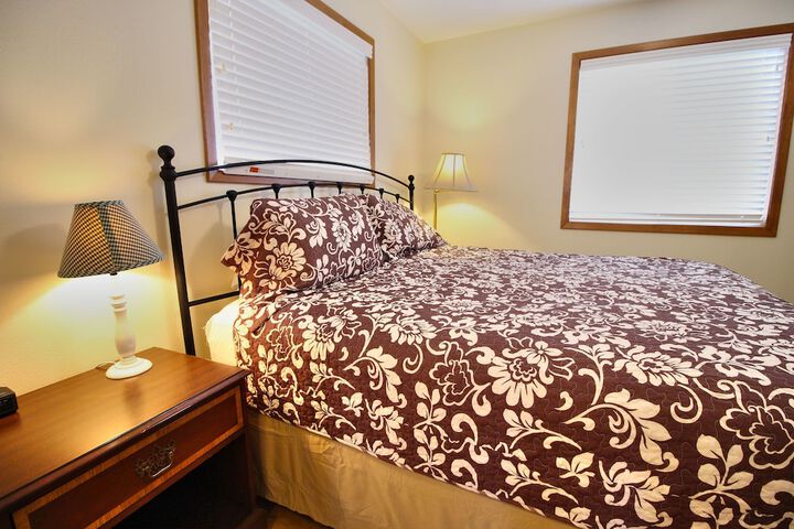 Peach Tree Inn & Suites