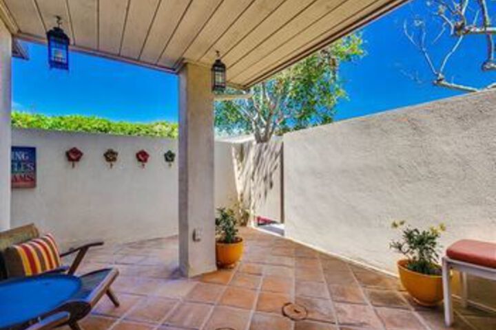 Newly remodeled Beach 2 Br condo by RedAwning