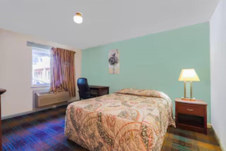 Room 9 of 12