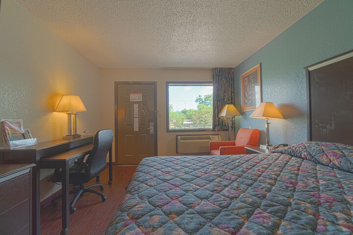 Regency Inn & Suites by OYO Bay City TX