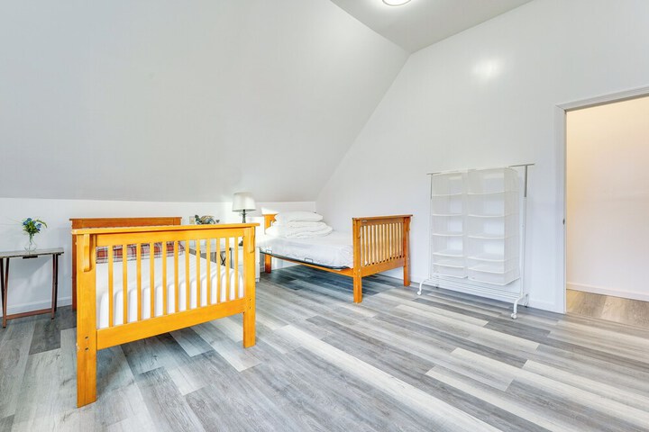 Ludlow Townhome: 3 Mi to Okemo Mountain!