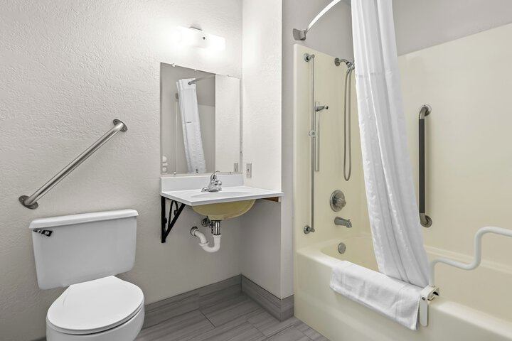 Super 8 by Wyndham Alexandria MN
