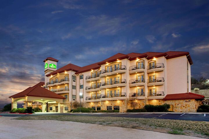 Hotel 2 of 100