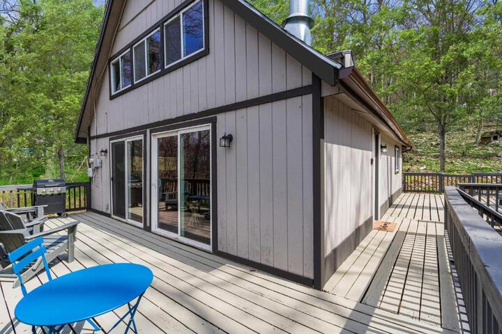 Hot Tub Wraparound Deck, & WiFi at Chalet Cabin