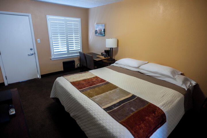 Room 13 of 28