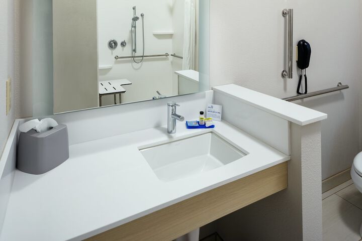 Holiday Inn Express & Suites Medford by IHG
