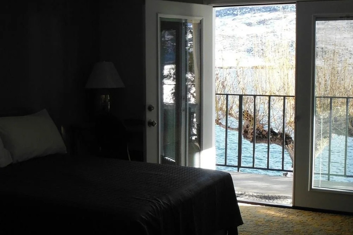 Lake Pateros Motor Inn