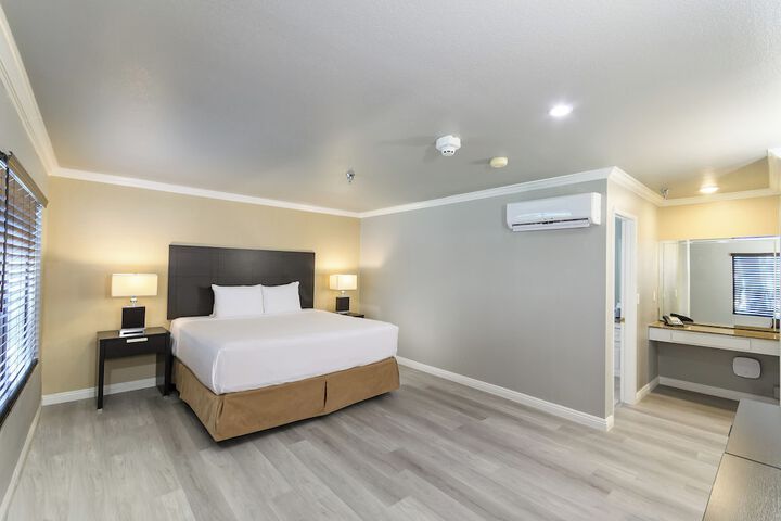 Room 32 of 65