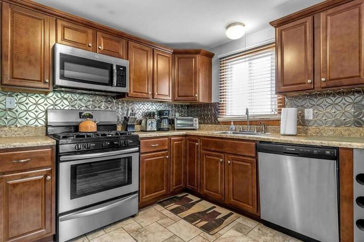 Gorgeous 2 Queen Bedroom Apartment in North Buffalo with 70 inch TV