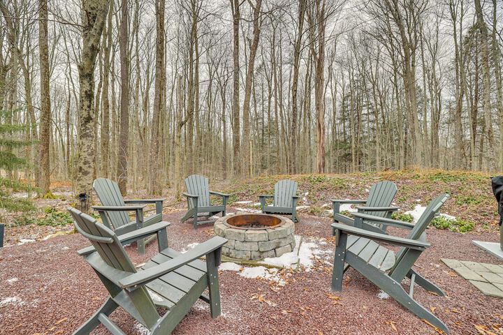 Pocono Pines Home w / Private Hot Tub!