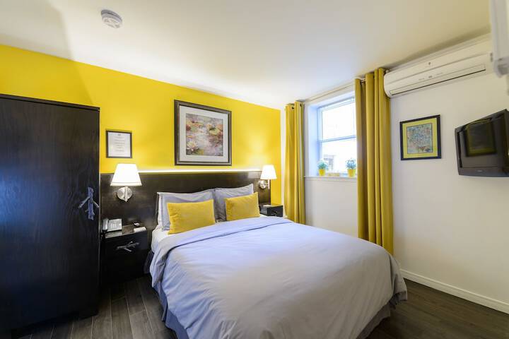 Room 18 of 102