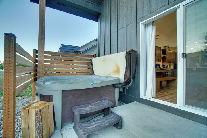 Modern Donnelly Cabin w / Private Hot Tub