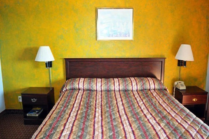 Room 17 of 33