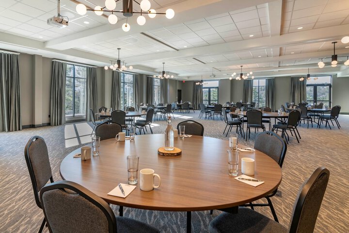 Cambria Hotel Lake Placid - Lakeside Resort