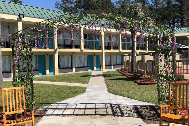 Hotel Exterior 91 of 110