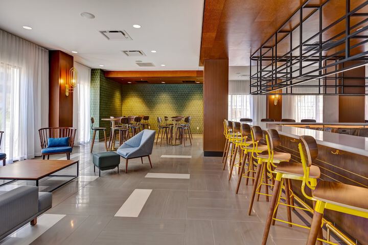 Lounge 107 of 116