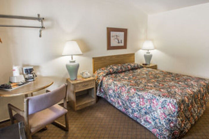 Econo Lodge Inn & Suites