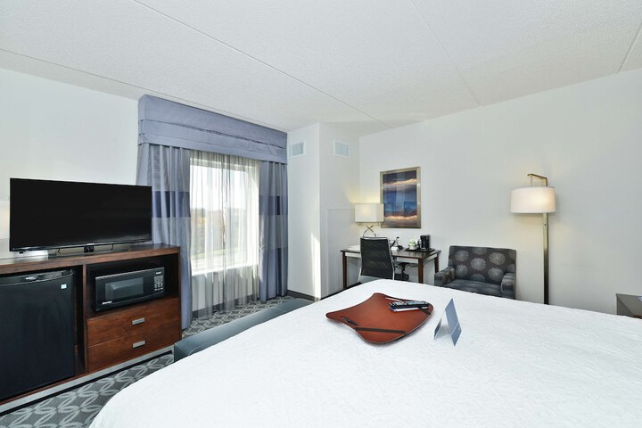 Hampton Inn & Suites Greensboro / Coliseum Area