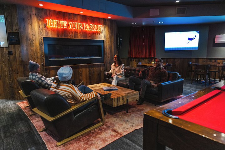Lounge 77 of 102