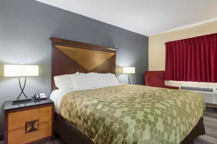 Econo Lodge Inn & Suites Mason City - Clear Lake