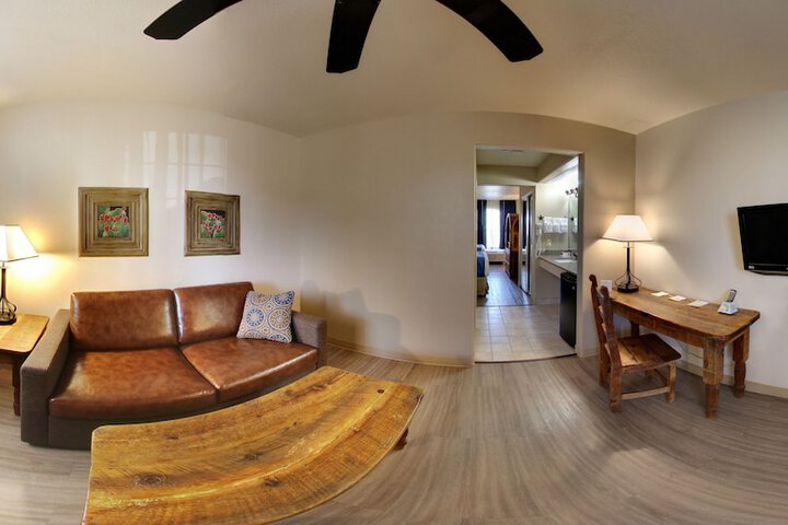 Days Inn & Suites by Wyndham Llano