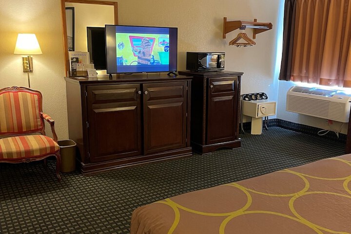 Room 17 of 28