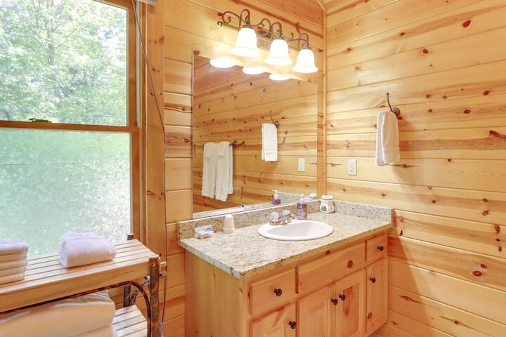 Private Ellijay Cabin w / Hot Tub & Amenities!