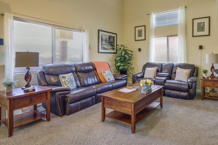 Mesquite Condo w / Community Pool & Hot Tub!