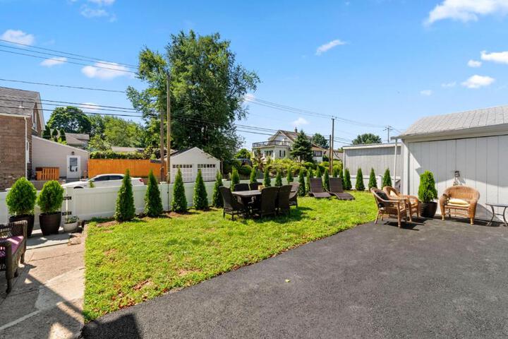 NYC Access 4BR Duplex Sleeps 10 Free Parking