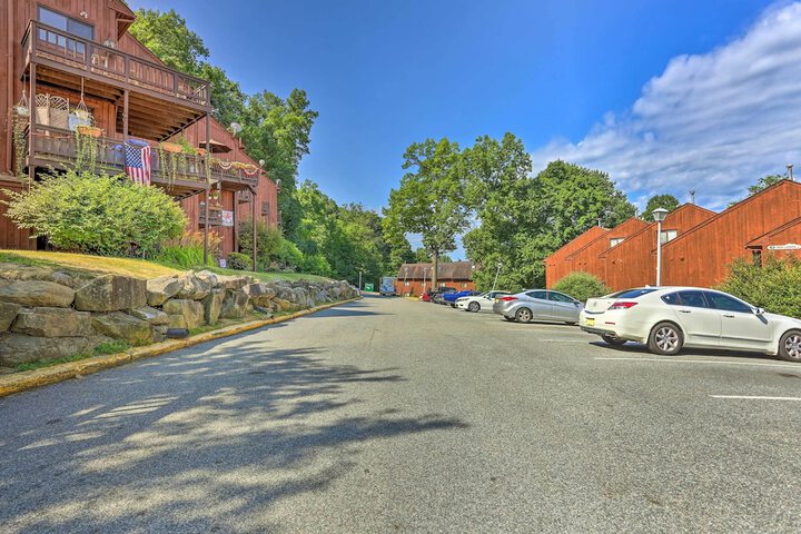 Vernon Township Condo w / Balcony Near Ski Lifts!